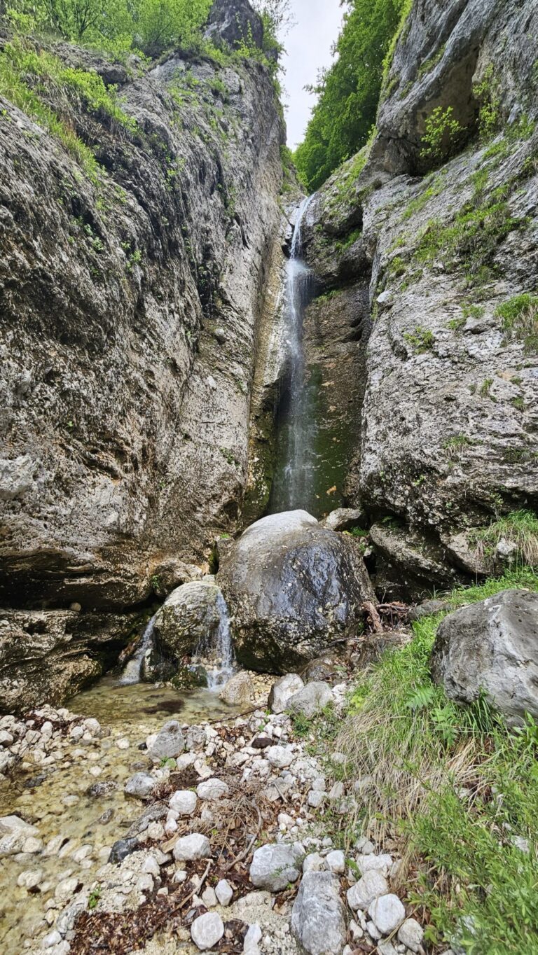 Slap v Loški Koritnici